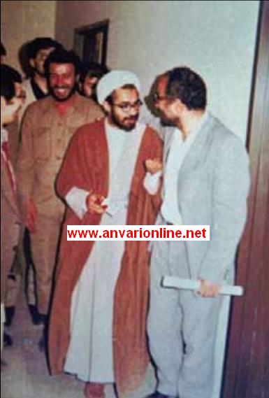 شهید محمد منتظری در کنار لاجوردی: شاید این طنز روزگار باشد، که محمد منتظری، چون عزت شاهی، روزگاری پیش از انقلاب آن سوی میله های زندان، در کسوت زندانی سیاسی و انقلابی  و روزگاری به عنوان مدافعی سر سخت برای نظام تازه تاسیس در قامت یکی از مسئولان نظارت بر وضعیت زندان ها این سوی میله ها ایستاده است!! 